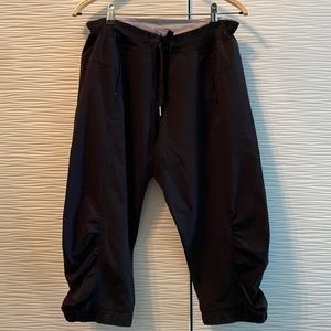Calvin Klein Performance athleisure 3/4 pants. Size Medium